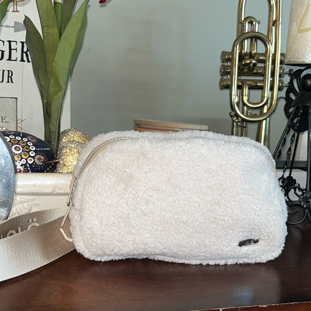 Lole Sherpa Fleece Belt Bag Travel Fanny Pack Carry All One Size Cream NWOT